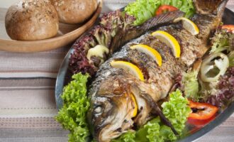 сазан запеченный с лимоном