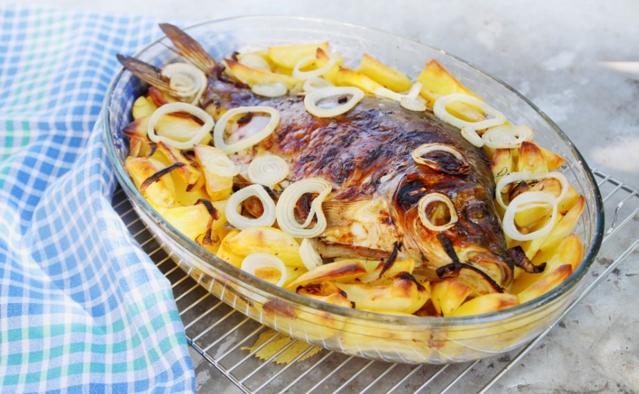 сазан с овощами