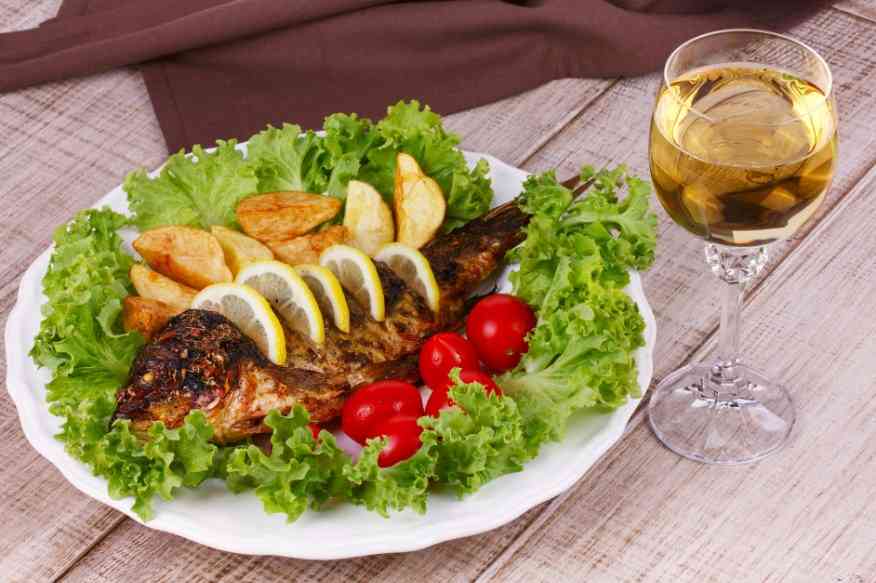 рыба с салатом