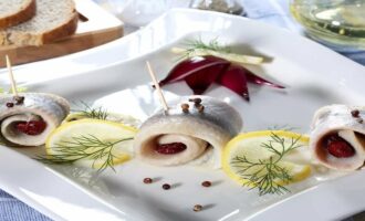 вариант подачи аппетитных рулетов из сельди