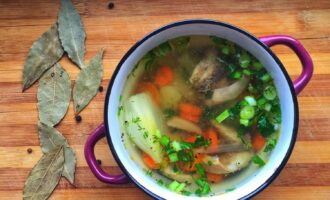 вкусная уха со свежей зеленью