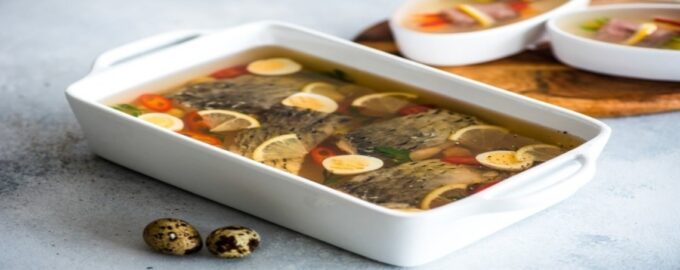 вариант подачи заливного на праздничный стол