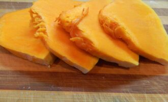 нарезанная пластинками тыква