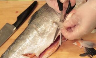 процесс разделки рыбы