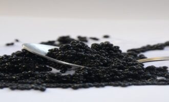 черная икра довольно мелкая