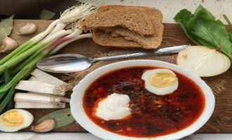 уха с куриным яйцом и зеленым луком