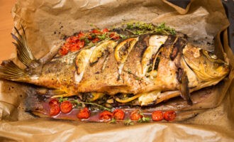 линь запеченный в духовке с лимоном