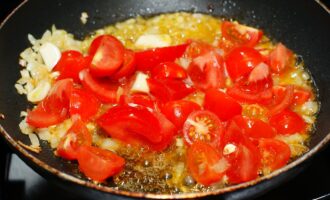 тушение томатов в сотейнике