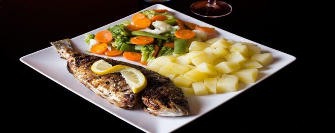 подача готового толстолобика с лимоном