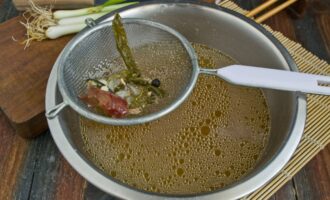 бульон с различными пряностями