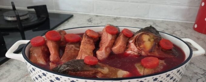 куски рыбы в свекольном соке