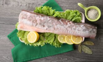 рыба конгрио на листьях салата