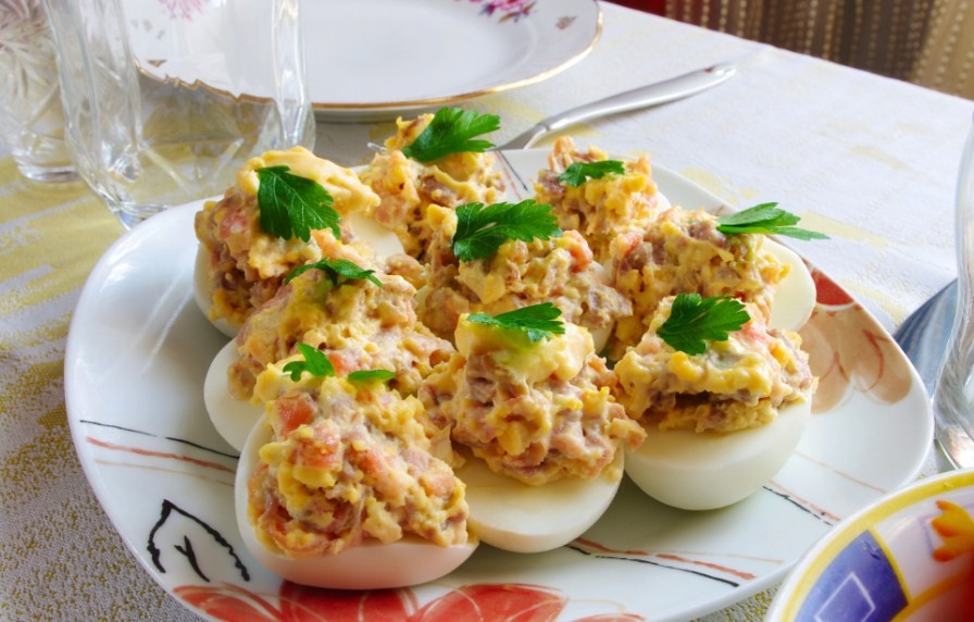 яйца со сметаной и сардиной