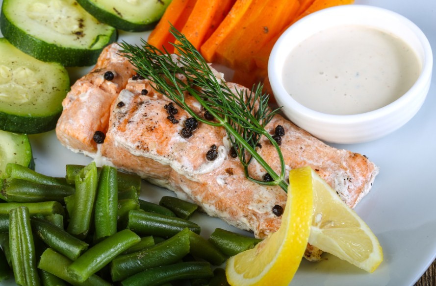 рыба с белым соусом 