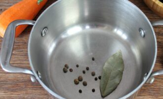 специи в кастрюле