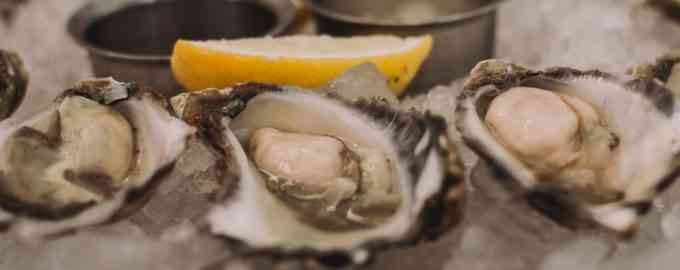 устрицы с лимоном