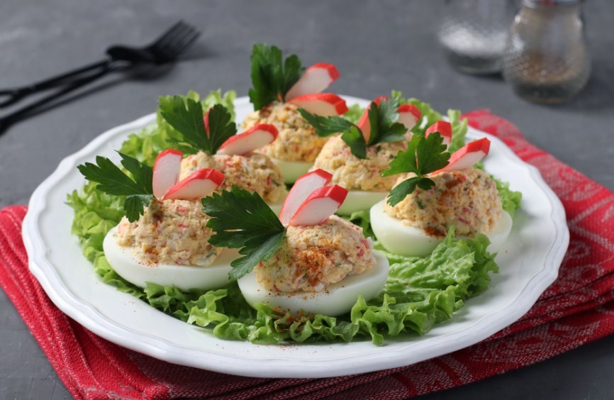 яйца с крабовой палочкой 