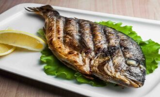 вариант подачи целой рыбы дори