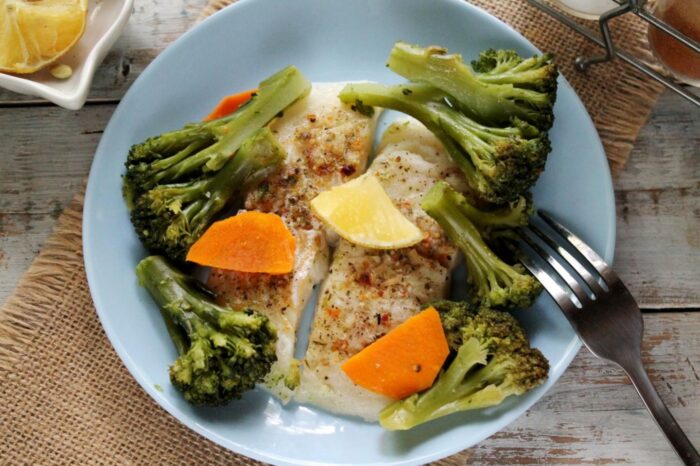 рыба запеченая с моркосью и броколли 