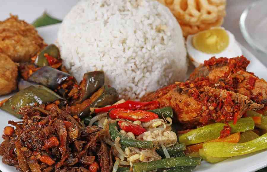 подача рыбы с рисом