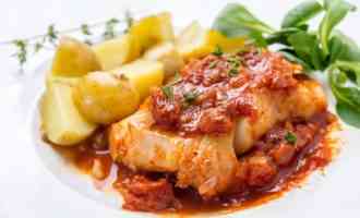 белая рыба в томате