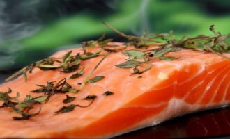 стейк красной рыбы