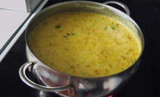 яркий рыбный суп с сыром