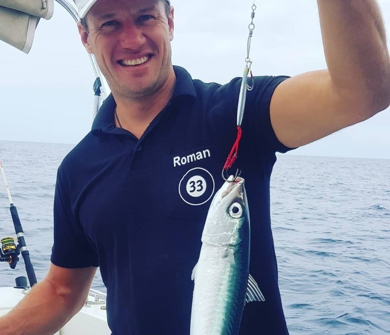 минуя крючок рыбы сами прыгнули в лодку 