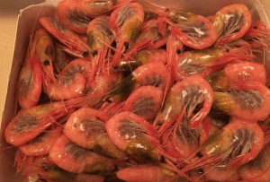 множество креветок с икрой 