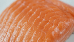 свежий стейк лосося 