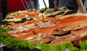 рыба лежит на прилавке 