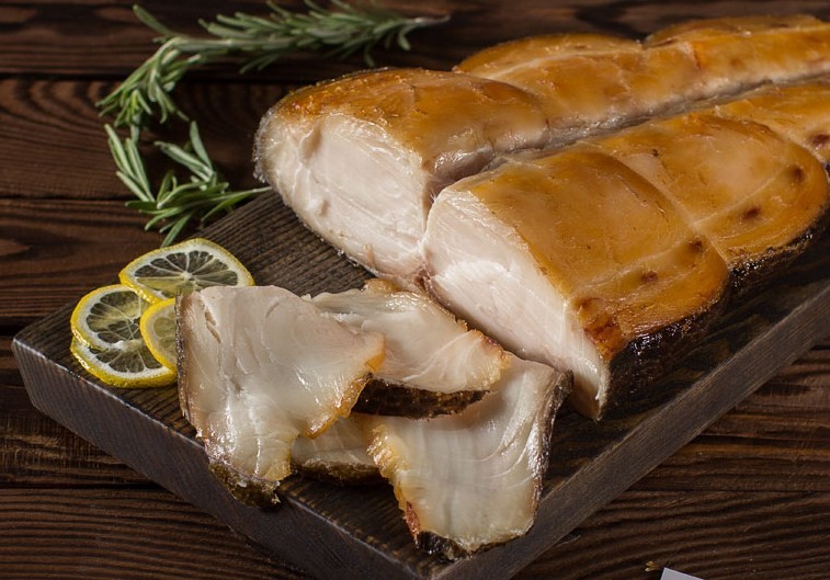 нарезанная масляная рыба