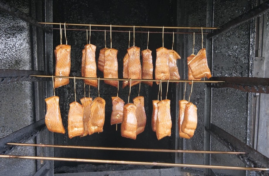 копчение кусочков рыбы