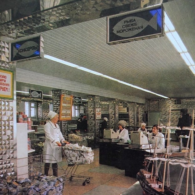 изобилие рыбы в магазине