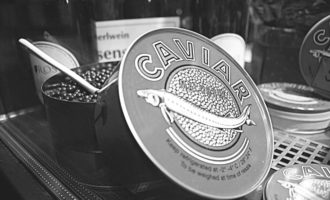банка с черной икрой внутри