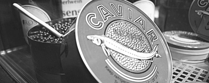 банка с черной икрой внутри