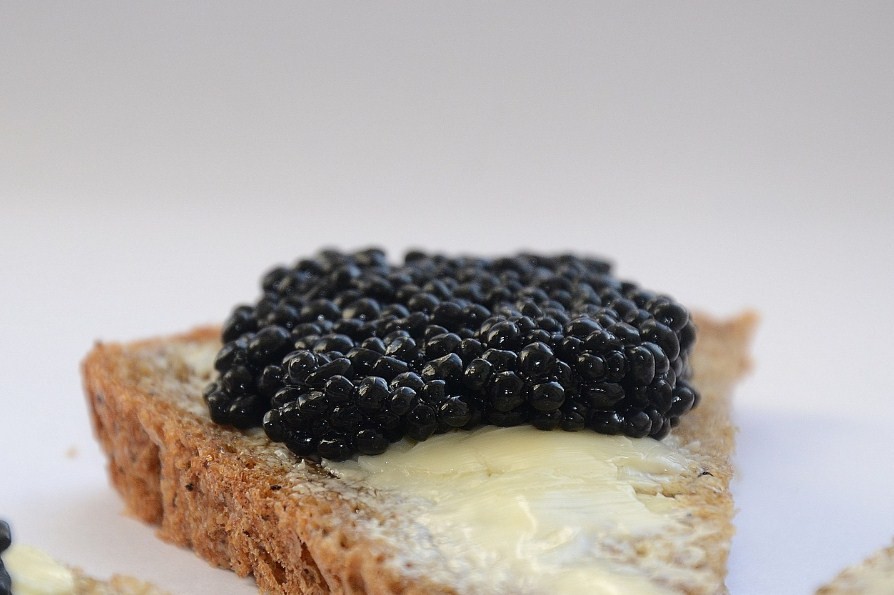 хлеб с маслом и черной икрой