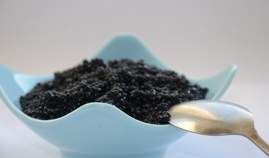 блюдо с черной икрой