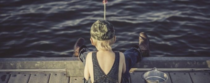 мальчик ловит рыбу