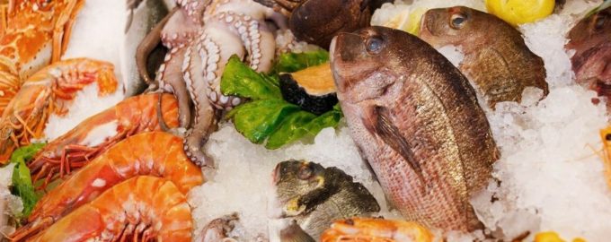 свежая рыба со льдом