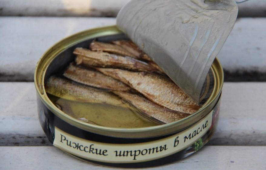 шпроты в банке 