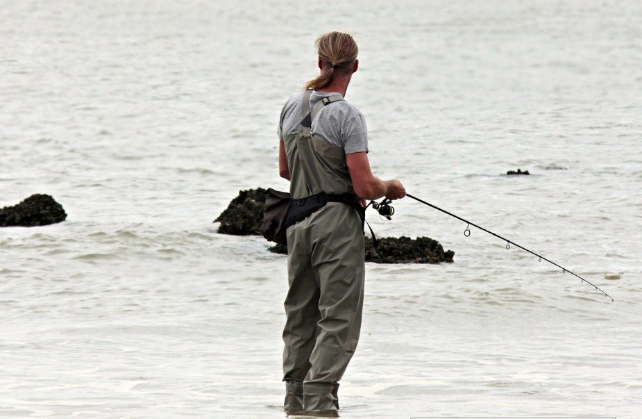 рыбак на берегу водоема