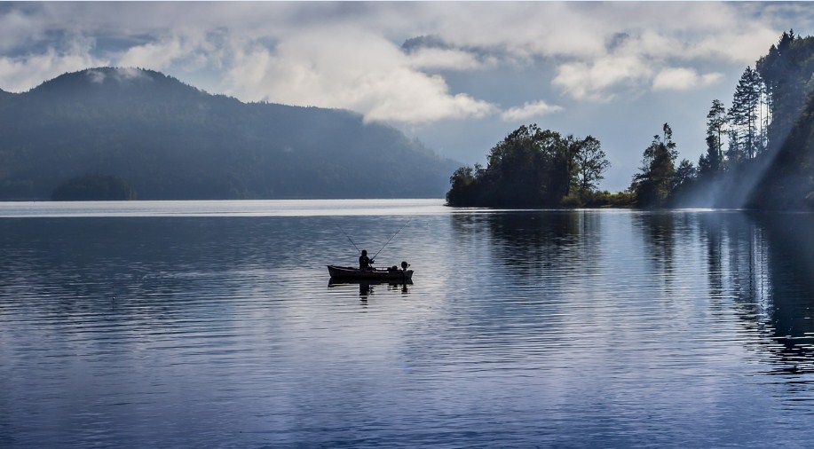 ловля рыбы с лодки