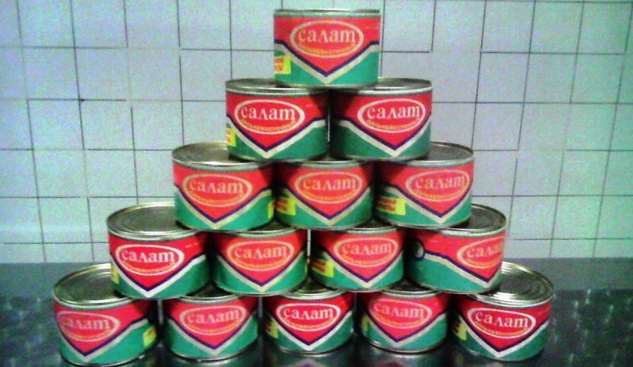 банки с капустой на полках магазина