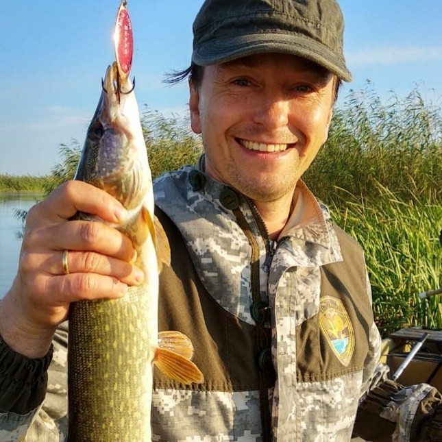 Сергей Безруков поймал небольшую щуку