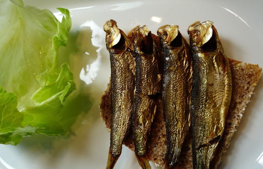 шпроты на бутерброде 