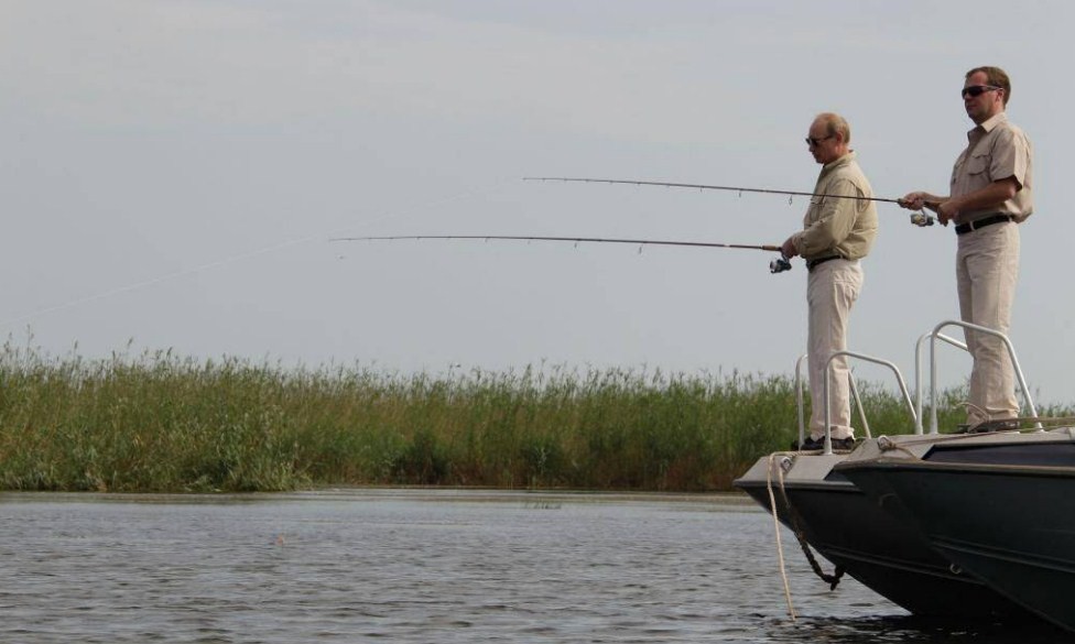 Владимир Владимирович Путин и Дмитрий Медведев ждут поклевку 