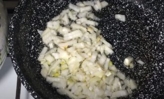 Легкий борщ с килькой в томатном соусе: первое блюдо для жаркого лета