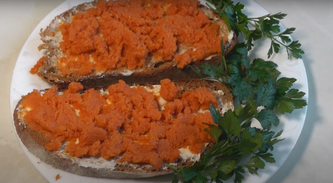 подача икры на бутербродах 