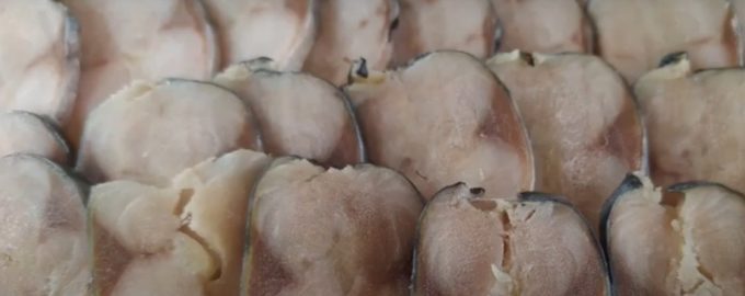 вариант подачи скумбрии с чесноком